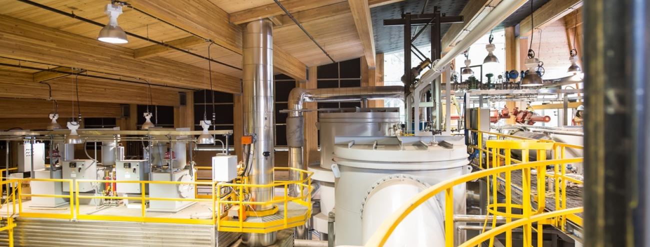The UBC BRDF facility, capable of combusting and gasifying approximately 4 tonnes of biomass per hour, generates 20 MWh of heat for campus use. This innovative process could potentially reduce UBC’s carbon footprint by up to 40,000 tonnes of carbon dioxide equivalent annually if no carbon equivalent emissions were produced The UBC BRDF facility, capable of combusting and gasifying approximately 4 tonnes of biomass per hour, generates 20 MWh of heat for campus use. This innovative process could potentially reduce UBC’s carbon footprint by up to 40,000 tonnes of carbon dioxide equivalent annually if no carbon equivalent emissions were produced